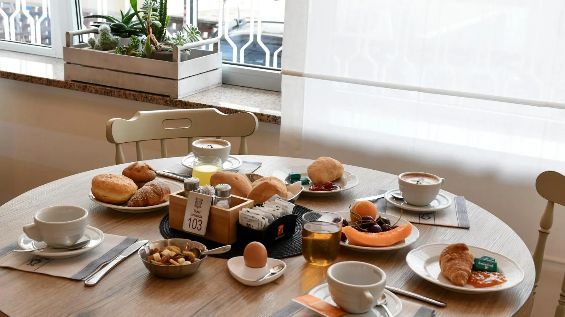 Hotel Granada 예솔로