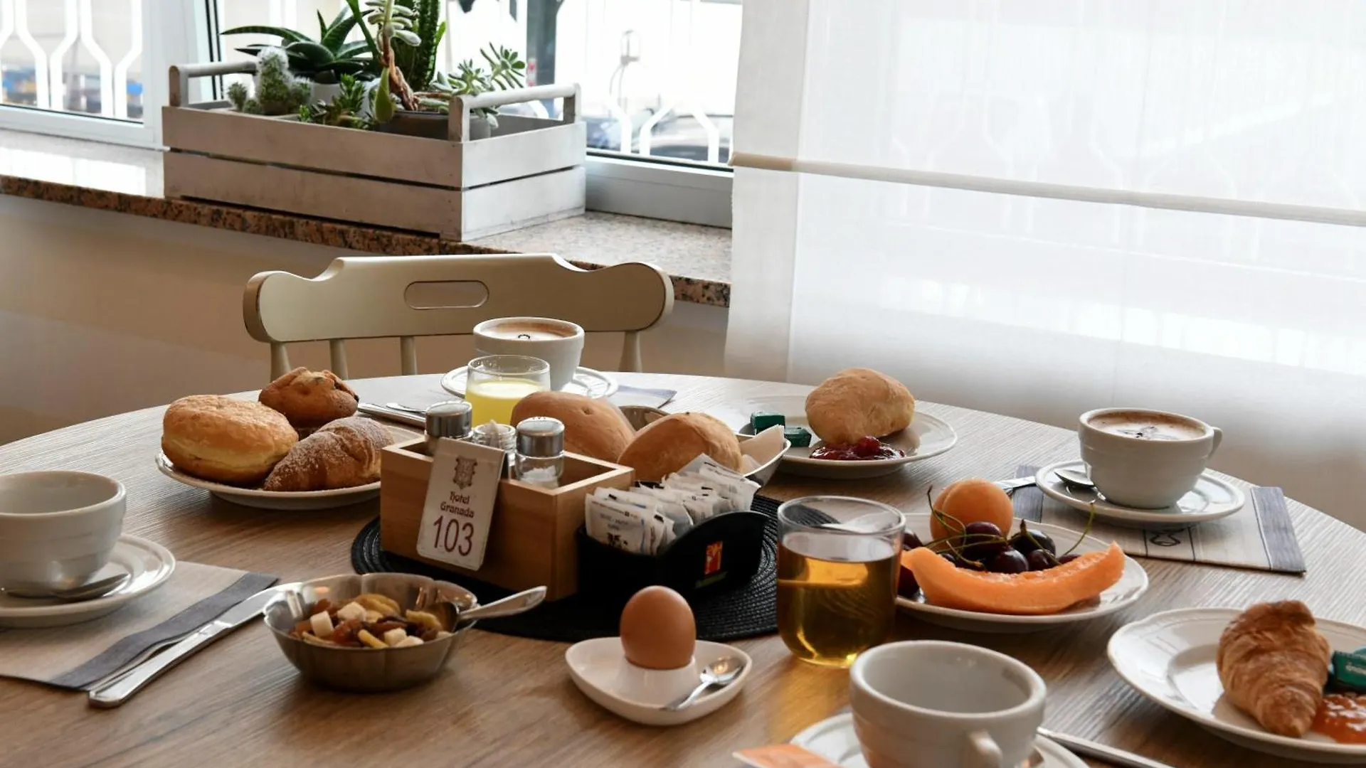 Hotel Granada 예솔로