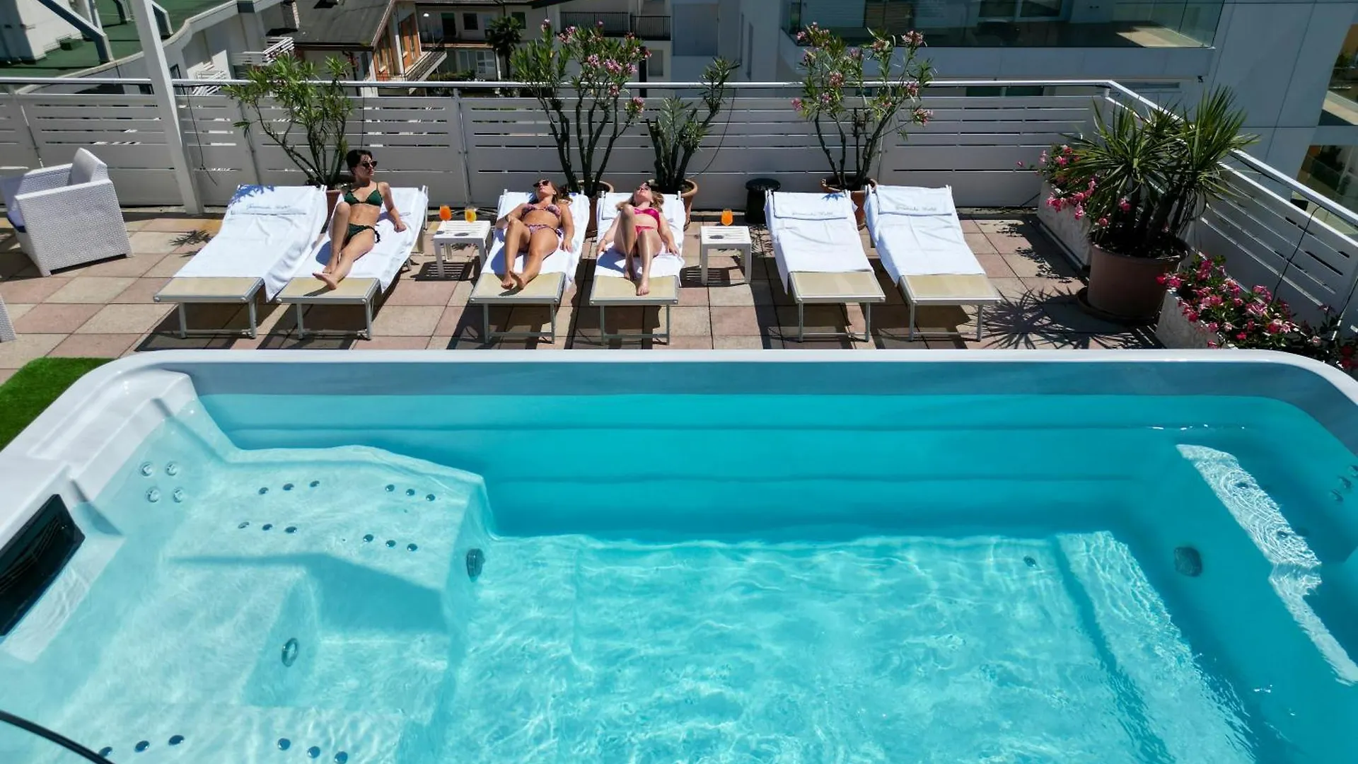 Hotel Granada 예솔로