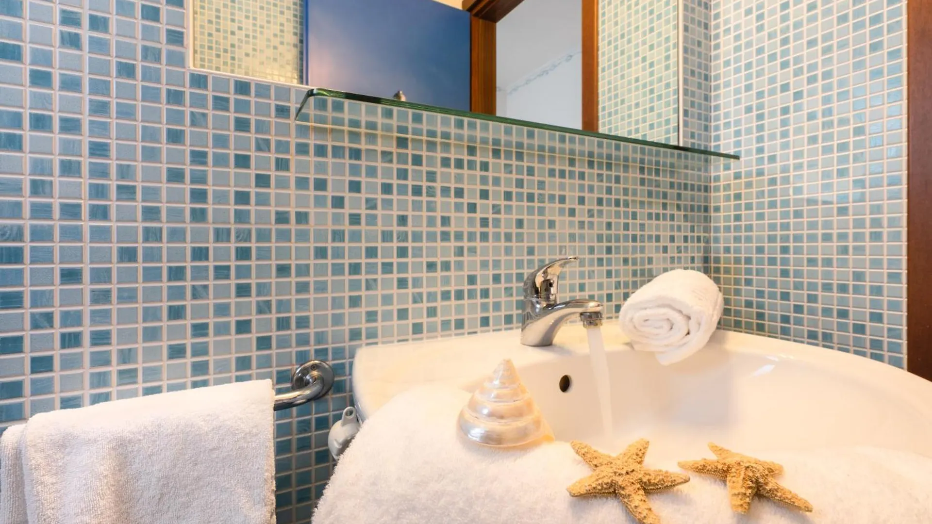 Hotel Granada 예솔로 3*,